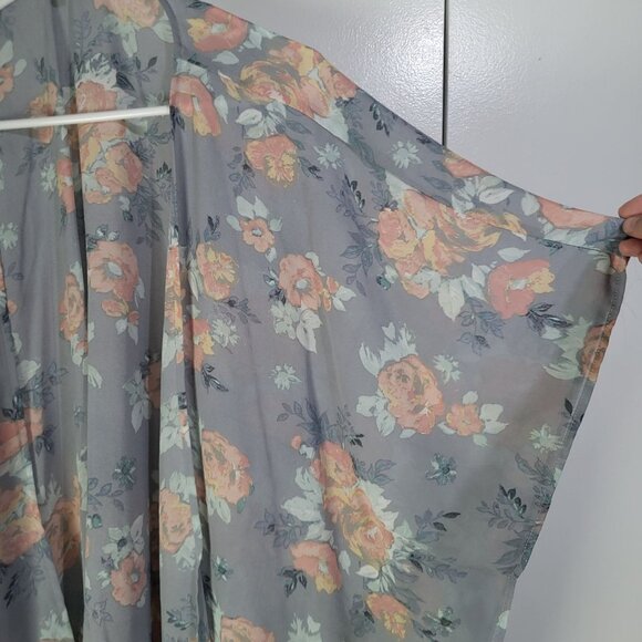 Torrid Womens Floral Kimono Top Blouse Open Front Gray SZ 1/2 Chiffon Dolman - Picture 3 of 5
